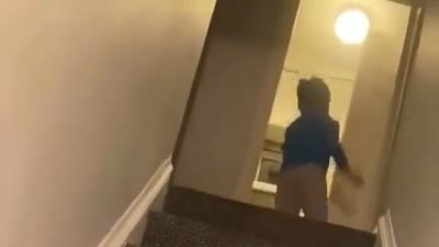Little man turned into a full-on creature to climb those stairs 💀 (Cultura di Internet)